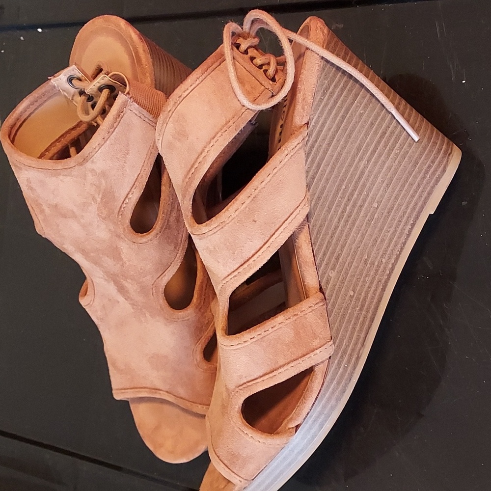 Women's wedge shoe